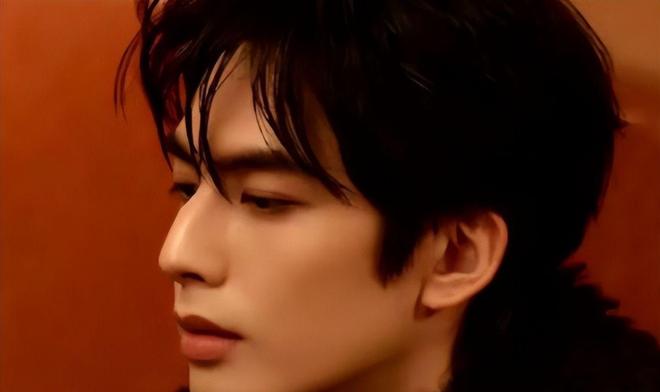 宋威龙MOVA活动生图，宽肩窄腰长腿身材绝