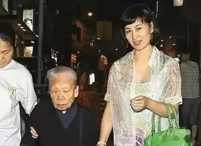 何超琼到何超盈豪宅过年！姐妹俩又搂又抱，跟6岁外甥女穿亲子装