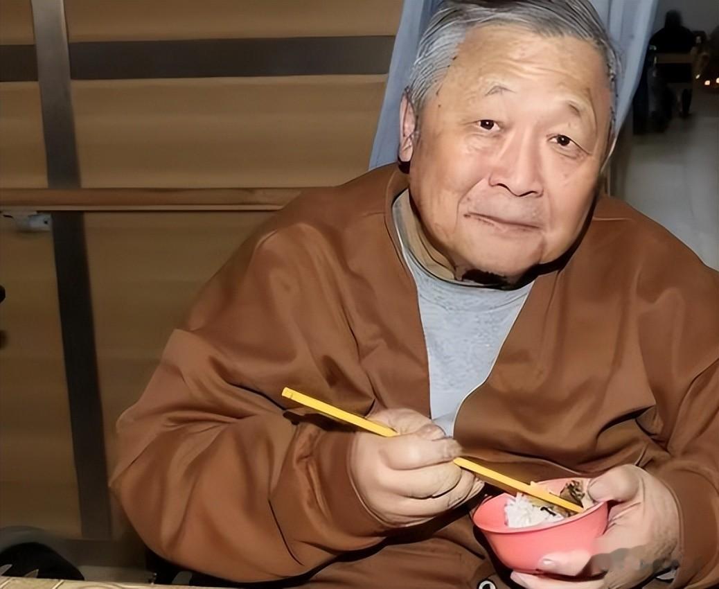 78岁港星穷到1000块都没，曾拿400多万帮女儿还债，而今还被抛弃