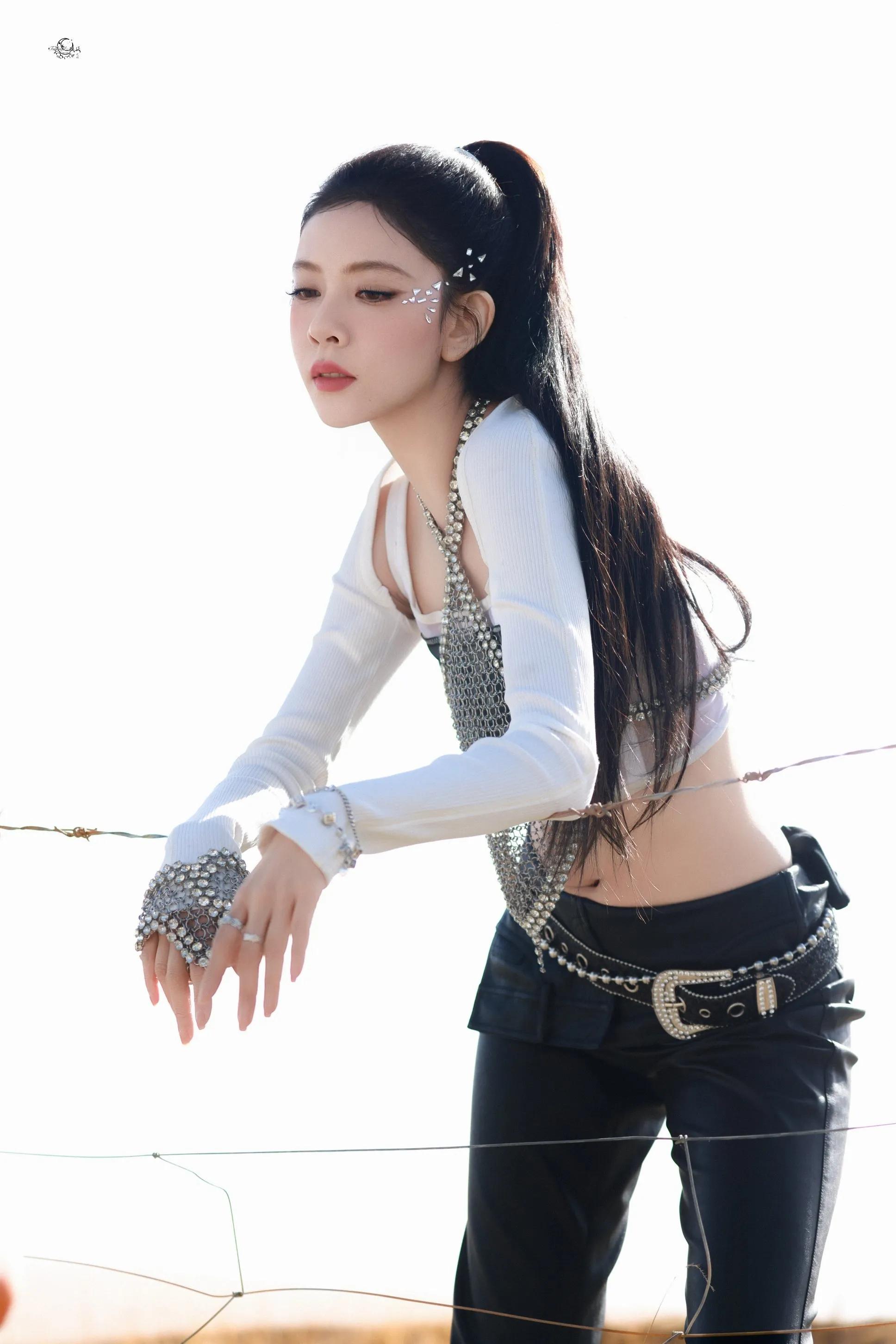 宋妍霏性感露脐装小蛮腰