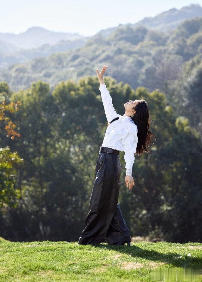 陈丽君拉夫劳伦策马逐梦大片，经典白衬衫与阔腿裤，尽显优雅风骨
