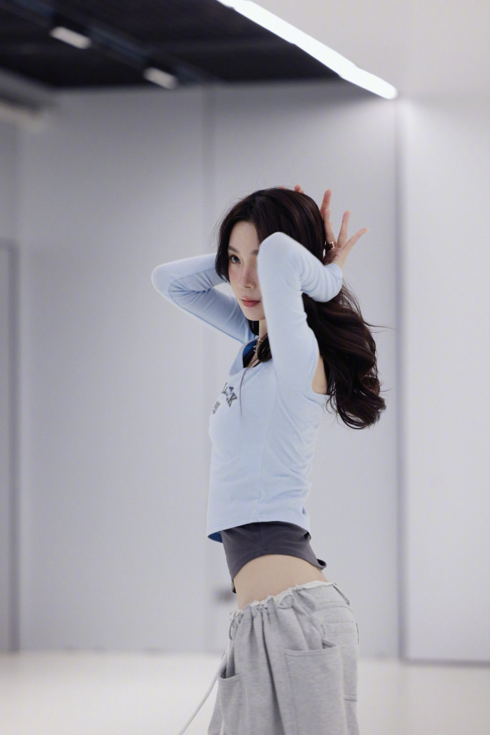 陈瑶穿着一身甜妹装，这小蛮腰又辣又美