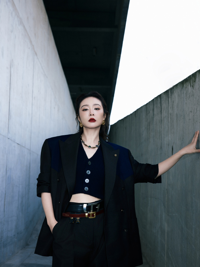 大嫂高叶今日穿一身,蹬着尖足高跟,拽姐上线了