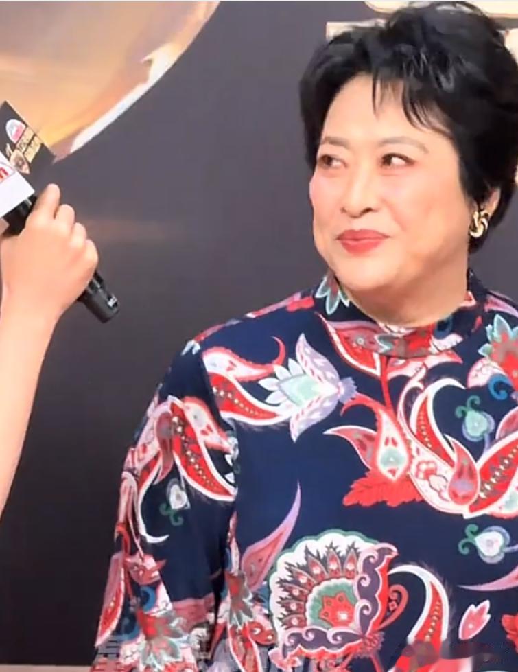 近距离看肖战,喝水嘟嘴卖萌,冷眼周深看白鹿,衣服廉价全是褶子