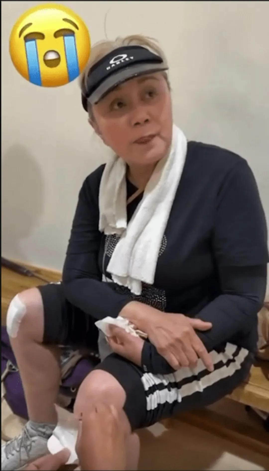 71岁前女星街头意外摔倒受伤流血,叹年纪大身体变弱,网友留言关心