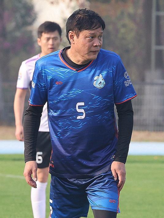 恩爱15年难敌岁月残酷!56岁范志毅身形佝偻,39岁张梦瑾娇美如花