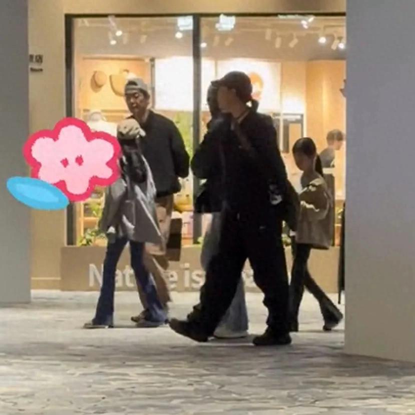 偶遇朱亚文沈佳妮一家四口，俩女儿高挑苗条，纤细漫画腿十分抢镜
