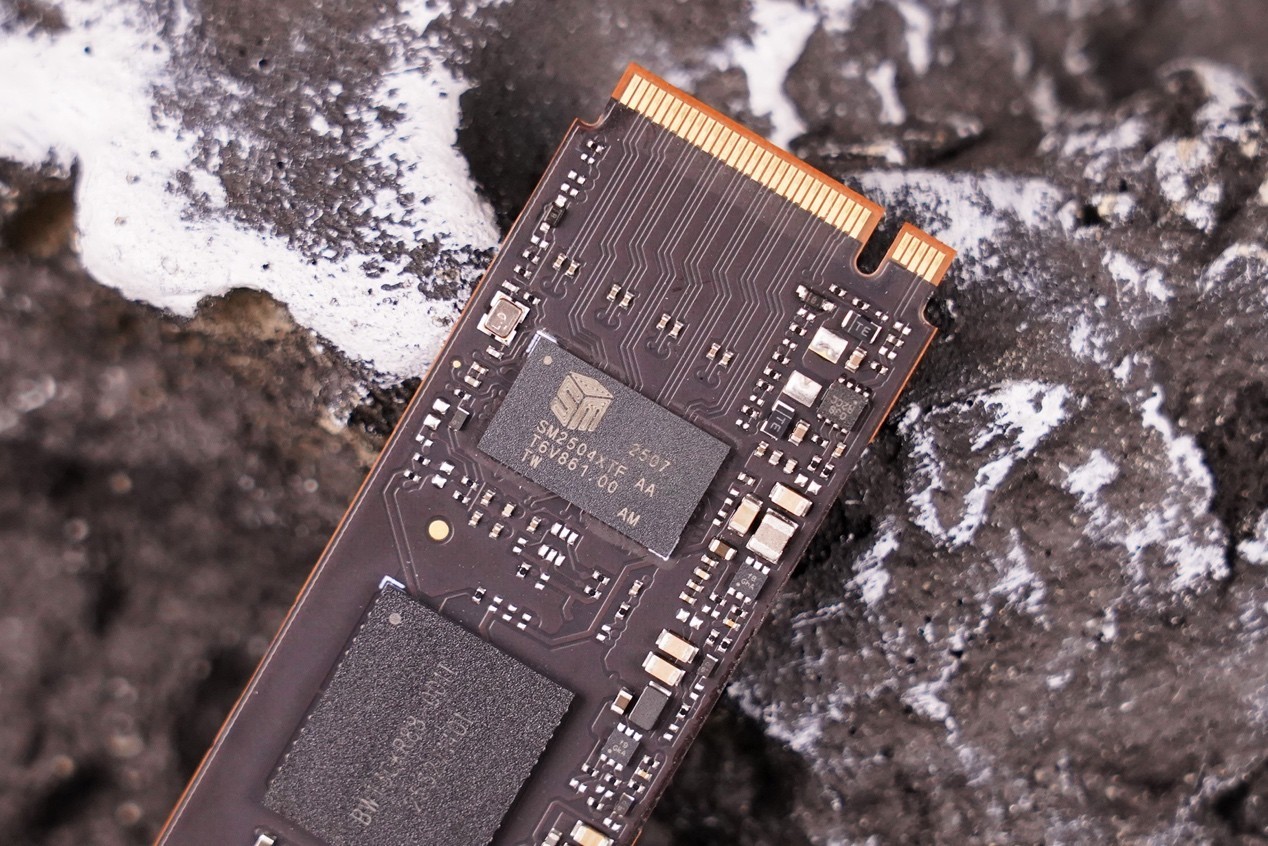 Acer宏碁擎N8000 PCIe5.0固態硬盤評測 全新6nm主控筆記本也能用