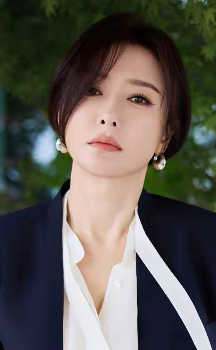 秦岚阔腿牛仔裤配细带凉鞋，这慵懒坐姿散发极致雌性荷尔蒙