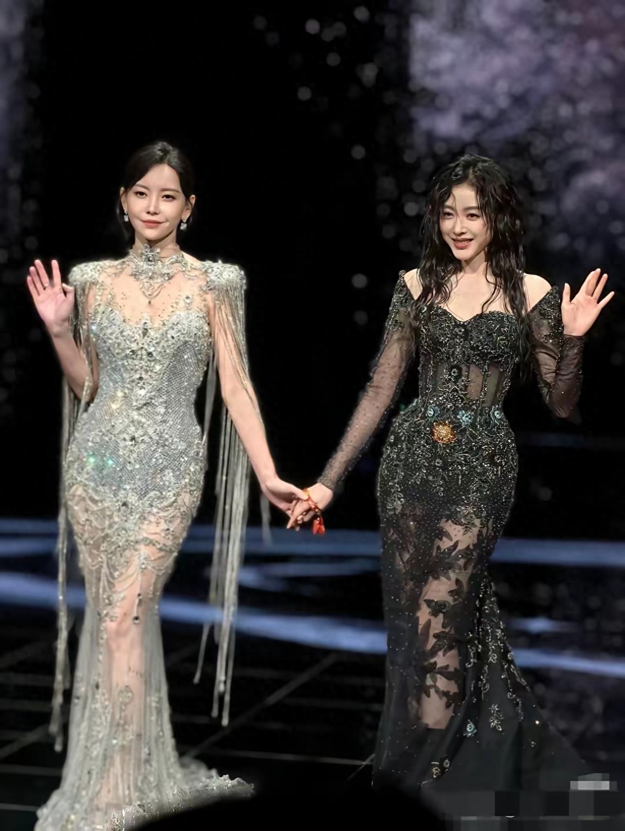 两人的礼服相似，但是腰臀比不同，魅力也不一样，哪个更好看？