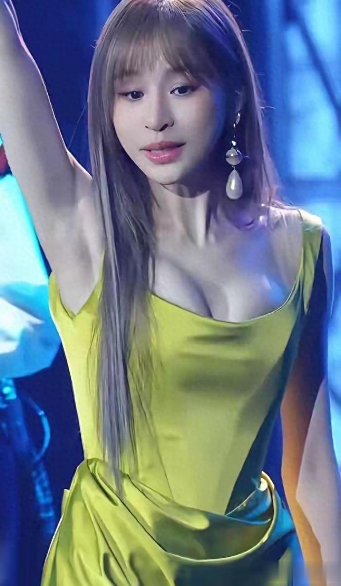 王心凌凭啥长红不衰，43岁还能保持这样的身材，这才是女神的底气