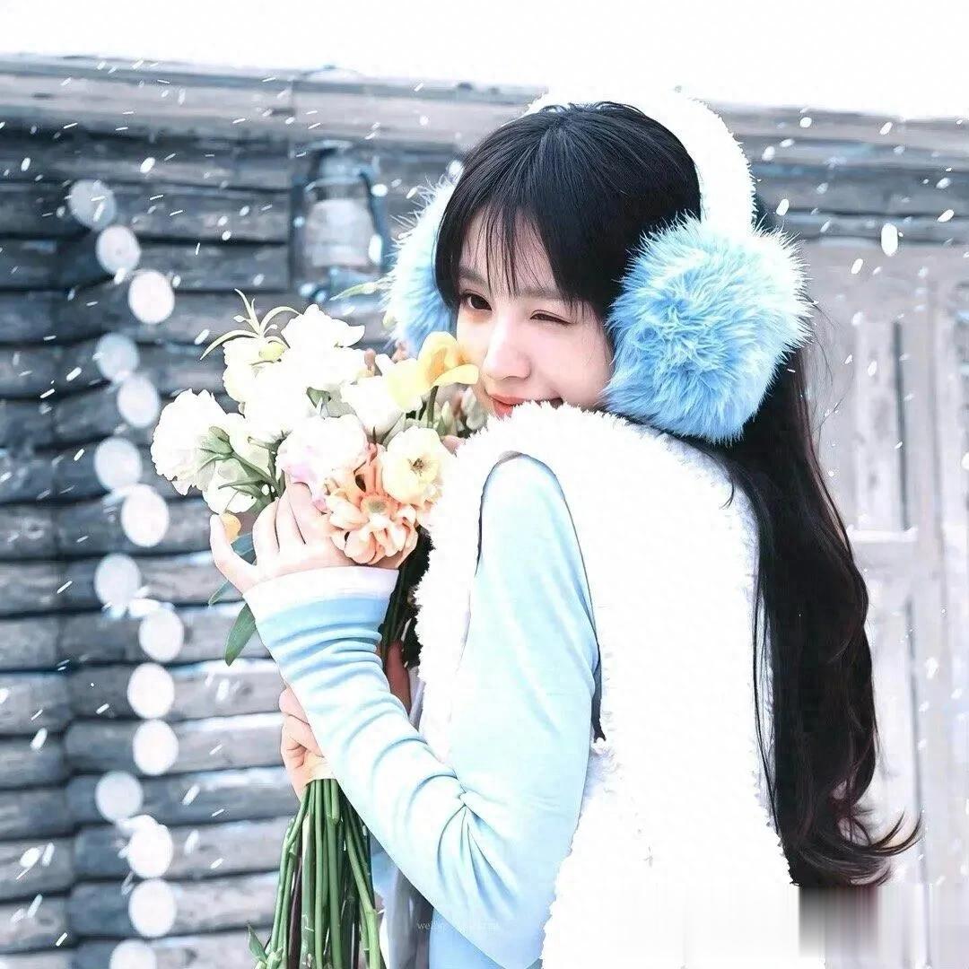 田曦薇｜元气超满微信头像