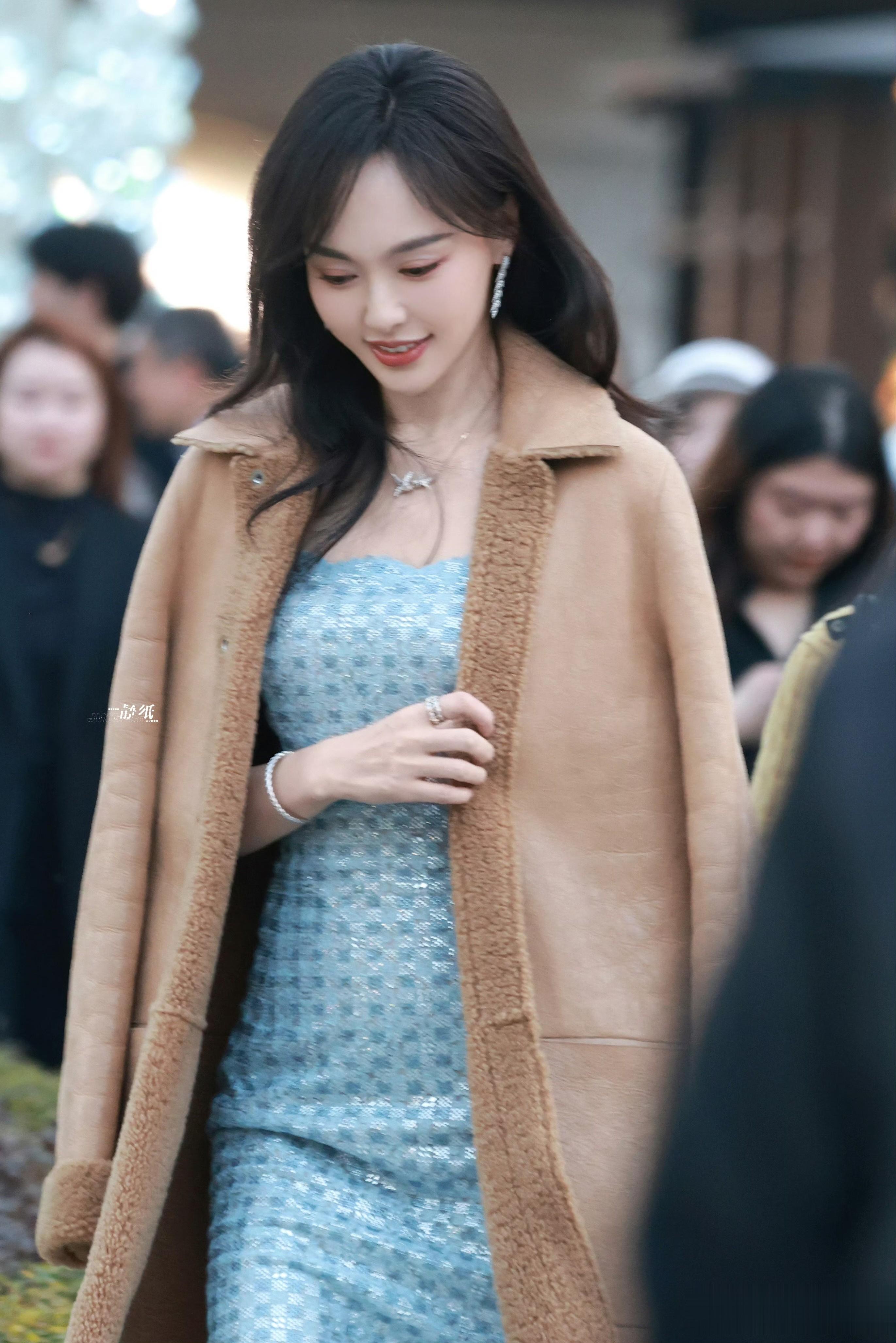 唐嫣线下品牌活动现场，一身蓝色的裙子更是显得格外的优雅清新。