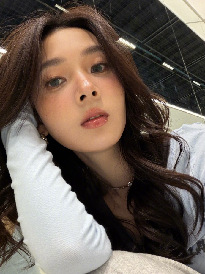 陈瑶穿着一身甜妹装，这小蛮腰又辣又美