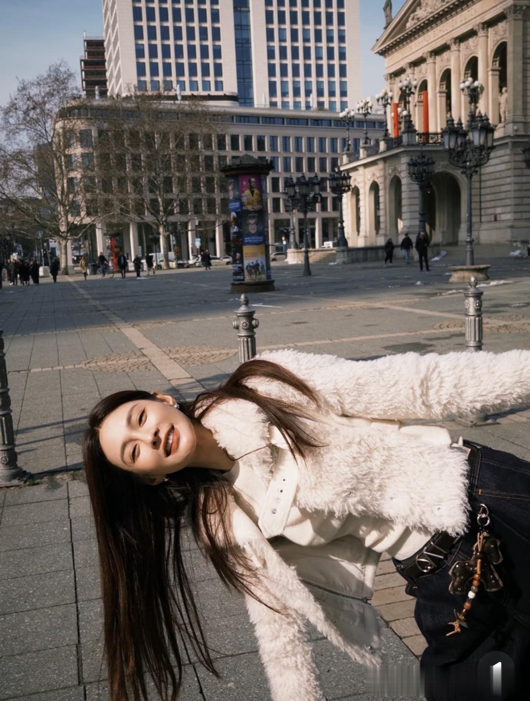 笑发财了！沈梦辰法国晒美照，杜海涛全程一套衣服，像女明星跟班