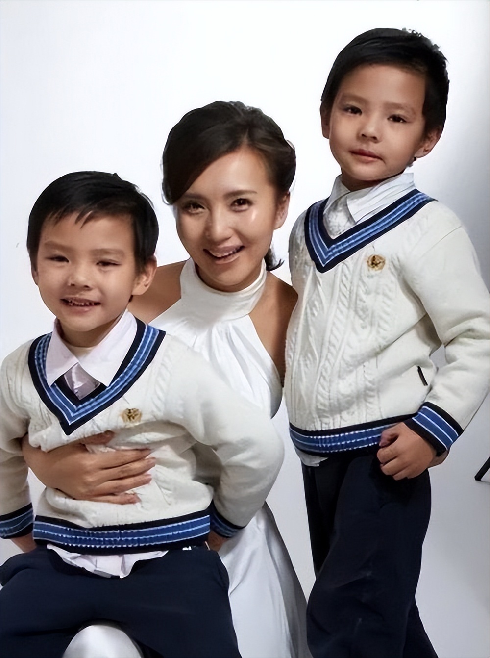 赴美留学后，他身价超百亿成投资大佬，现儿女双全，妻子家喻户晓