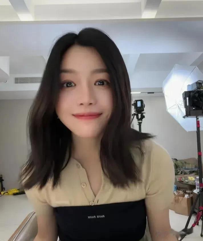 42岁离婚后更辣？陈妍希杀疯了，她的腰臀比和少女感谁看了不迷糊