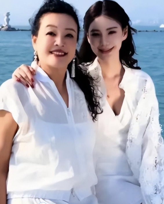 马筱梅住院待产，婆婆不去陪，亲妈全程贴身照，张兰只做一件事