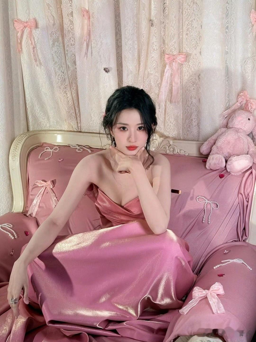 王楚然｜生日写真照，满分女好美，甜美的同时又不失个性