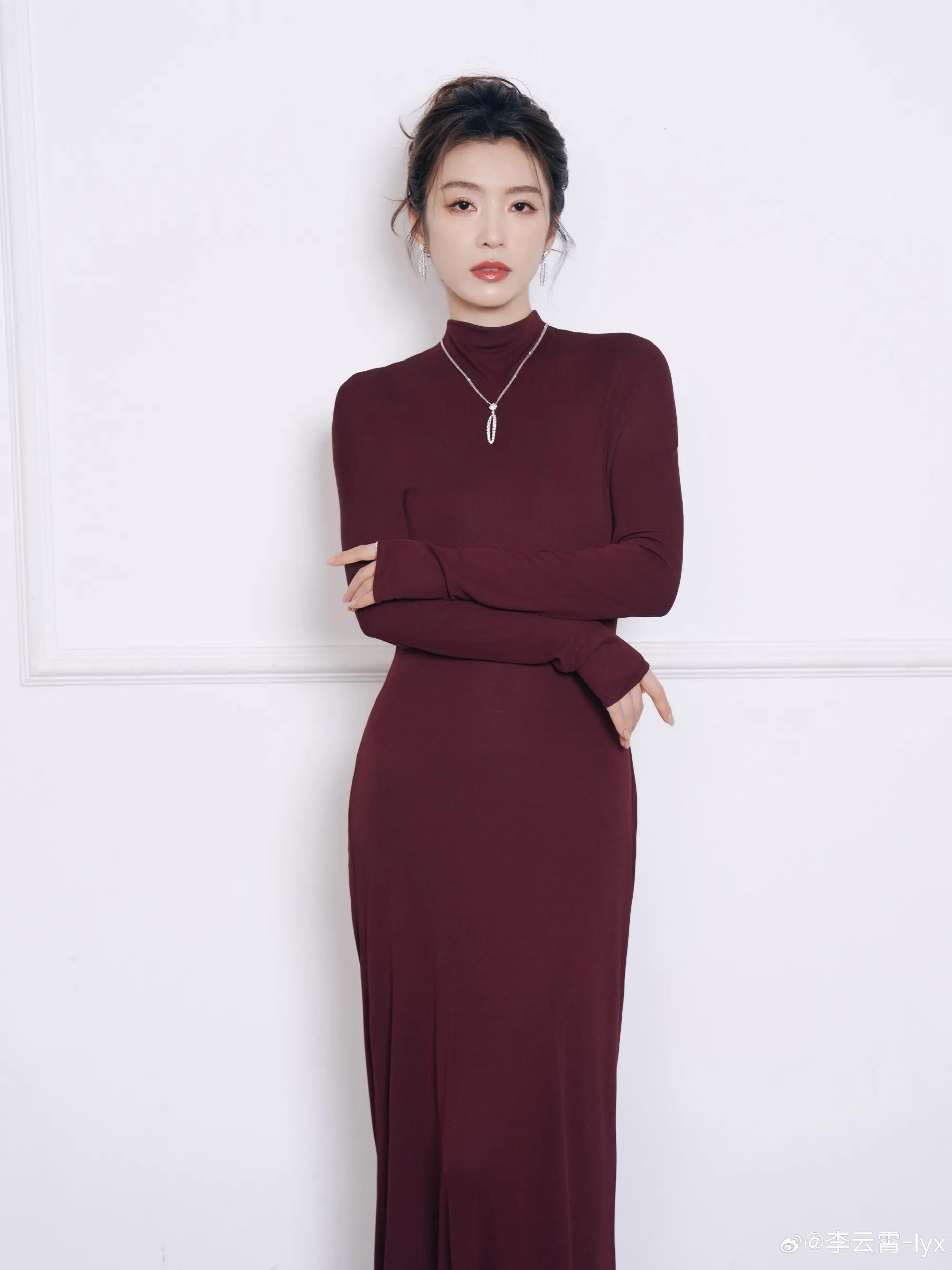 微博之夜上被大家闺秀李云霄给圈粉了，她这大气端庄温文尔雅气质