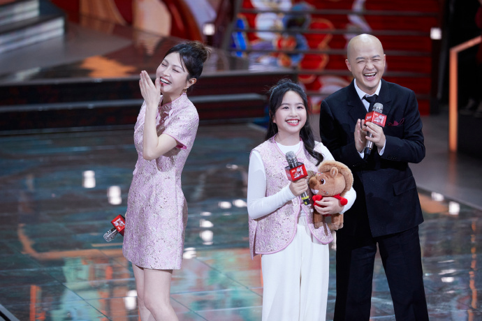 包贝尔一家三口在辽宁卫视春晚同框，好幸福的一家