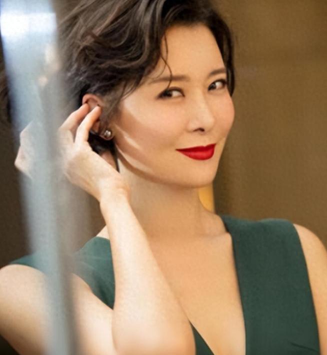 人前光鲜人后心酸！经历多段感情的柯蓝，如今53岁依旧孑然一身