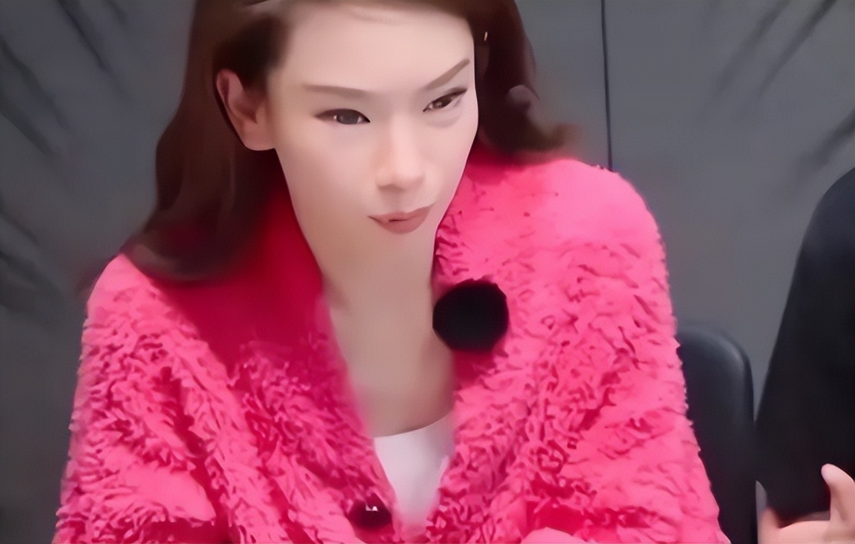 短剧演员生图现原形，嘴歪脸肿像发面馒头，弯腰驼背沧桑感十足