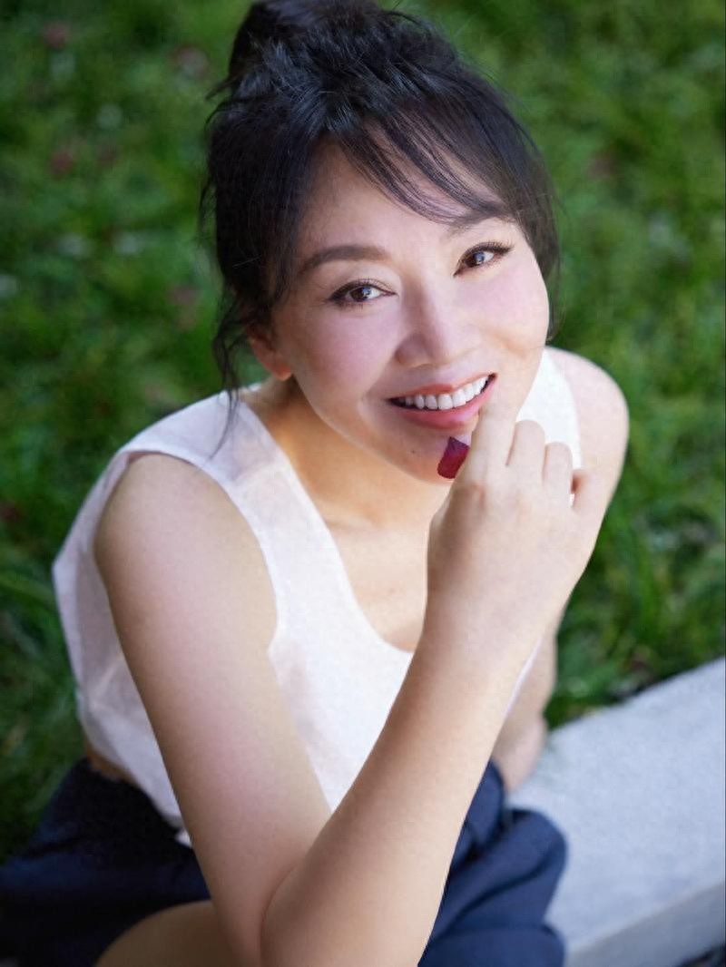 离婚22年至今单身的闫妮，不是放不下前夫，而是放不下这两位