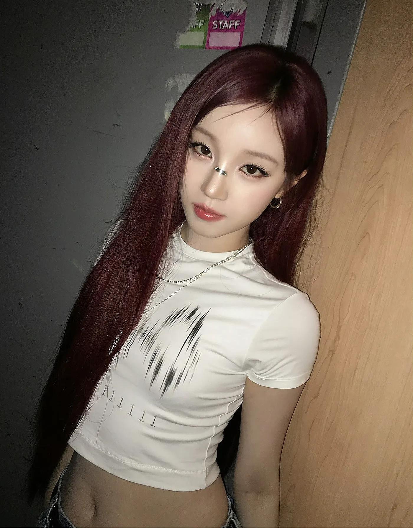 宋雨琦，非主流自拍，绛红色的头发意外的好看！