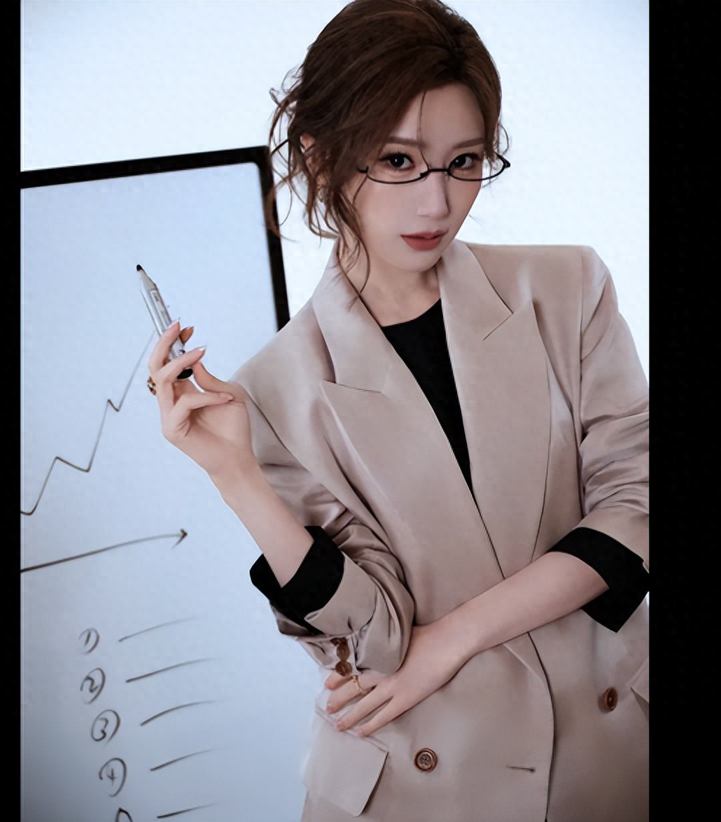 毛晓彤西装配黑边眼镜，知性又温柔，女王范十足！