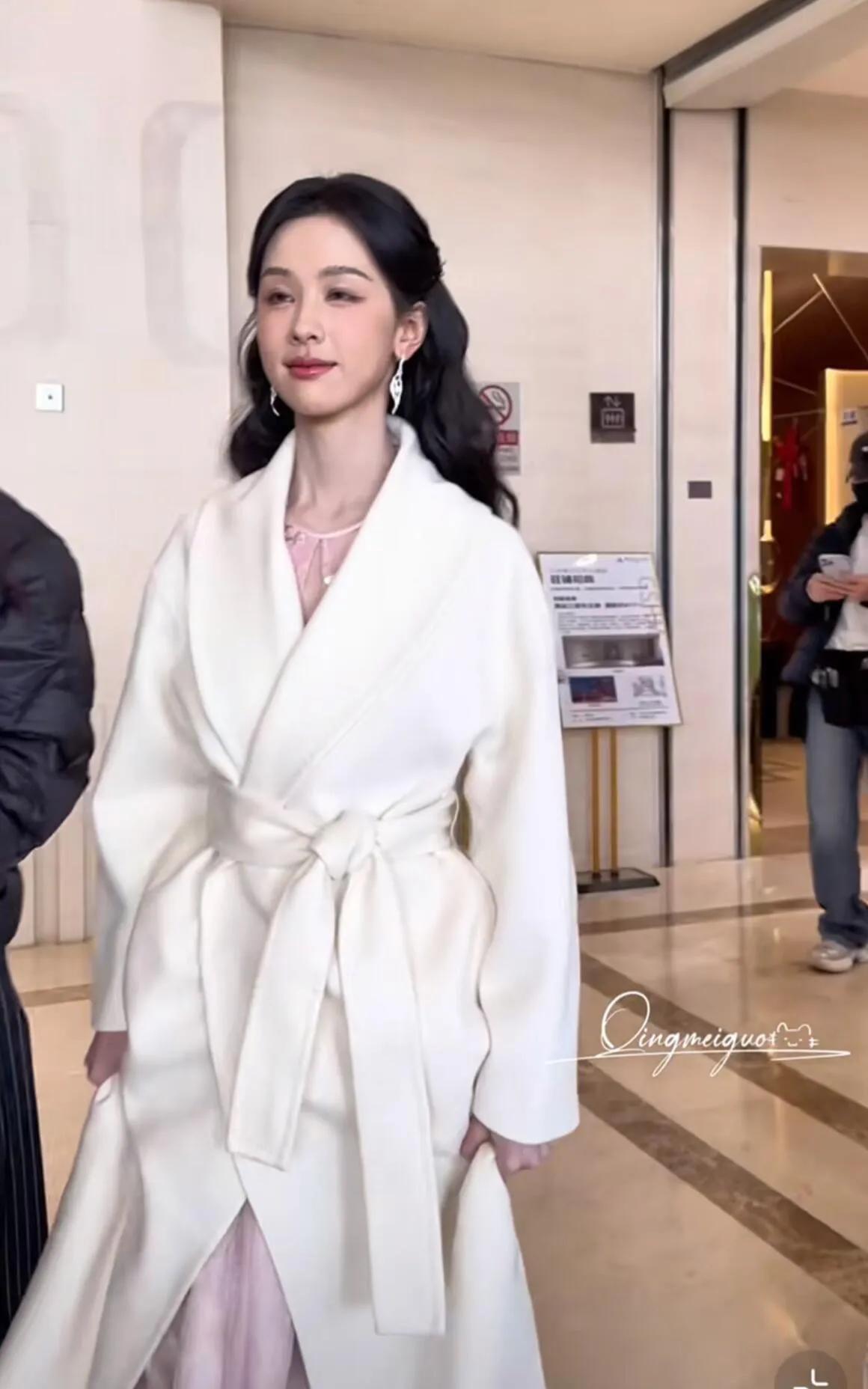 章子怡穿红裙录春晚，陈妍希娇俏，于适站蓝羽身边，张译很帅气