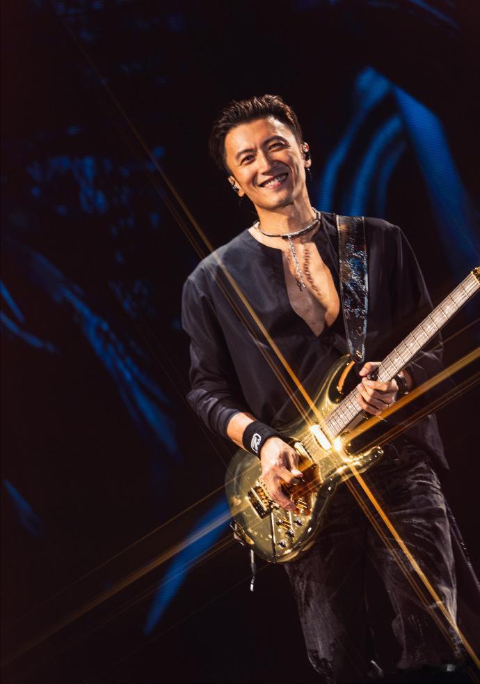 谢婷婷现身谢霆锋演唱会！外籍老公肤白腿长，女儿兴奋给舅舅应援