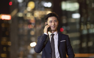 母亲在街头碰到一个男人，样貌跟去世的儿子有九分像！她偷偷做亲子鉴定，结果出来后，她先崩溃了