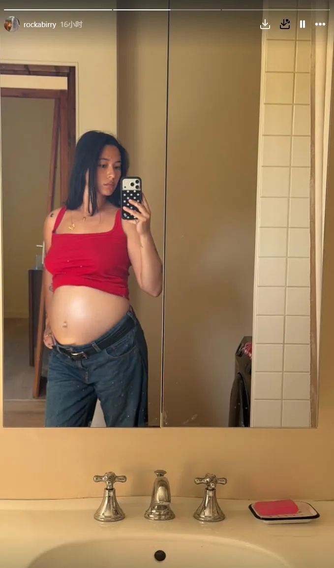 63岁姜文要当姥爷了！32岁女儿晒8个月孕肚，肚大如箩身材纤细！