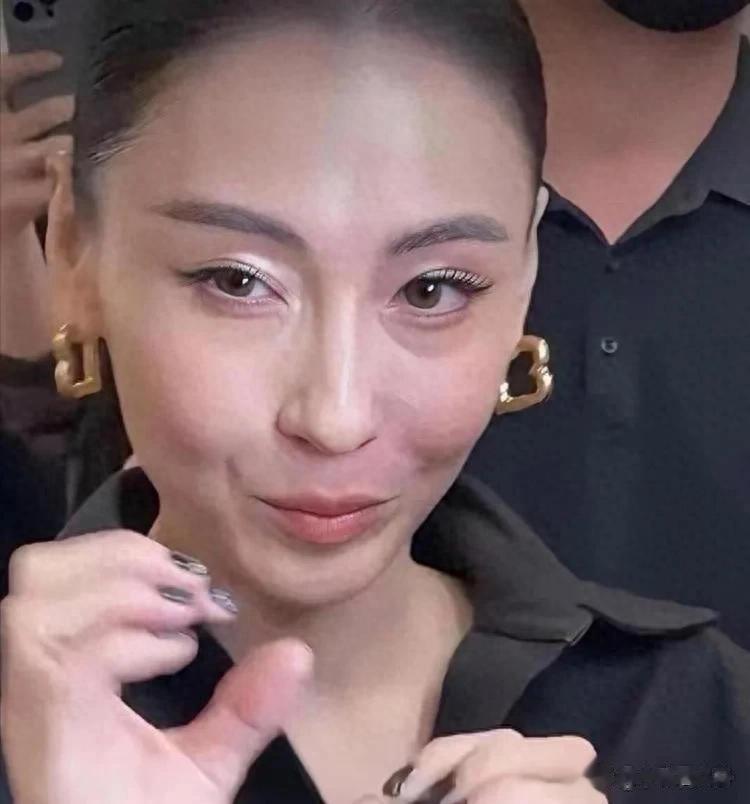 张柏芝变化太大了，都认不出来了，果然人都会变老，明星也不例外