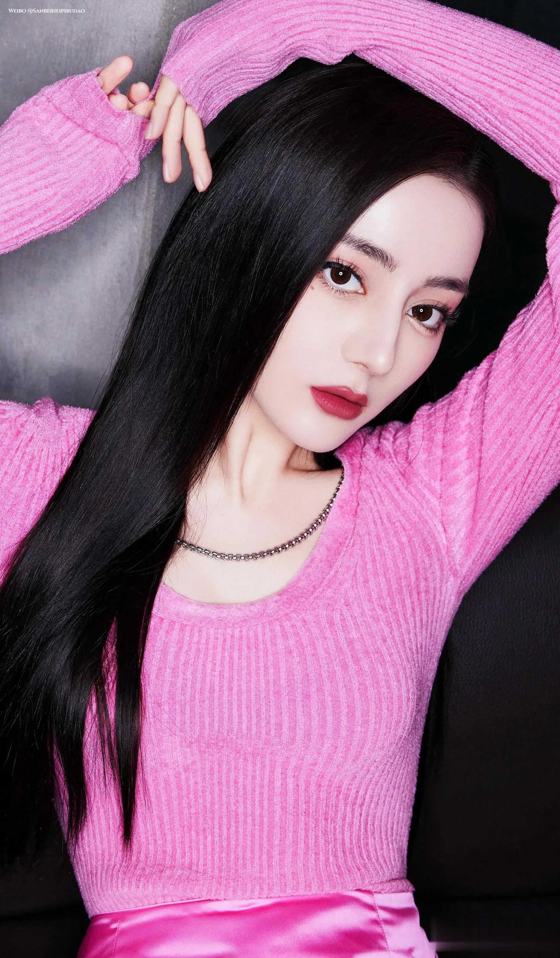 迪丽热巴:玫红色她穿一点不妖艳……