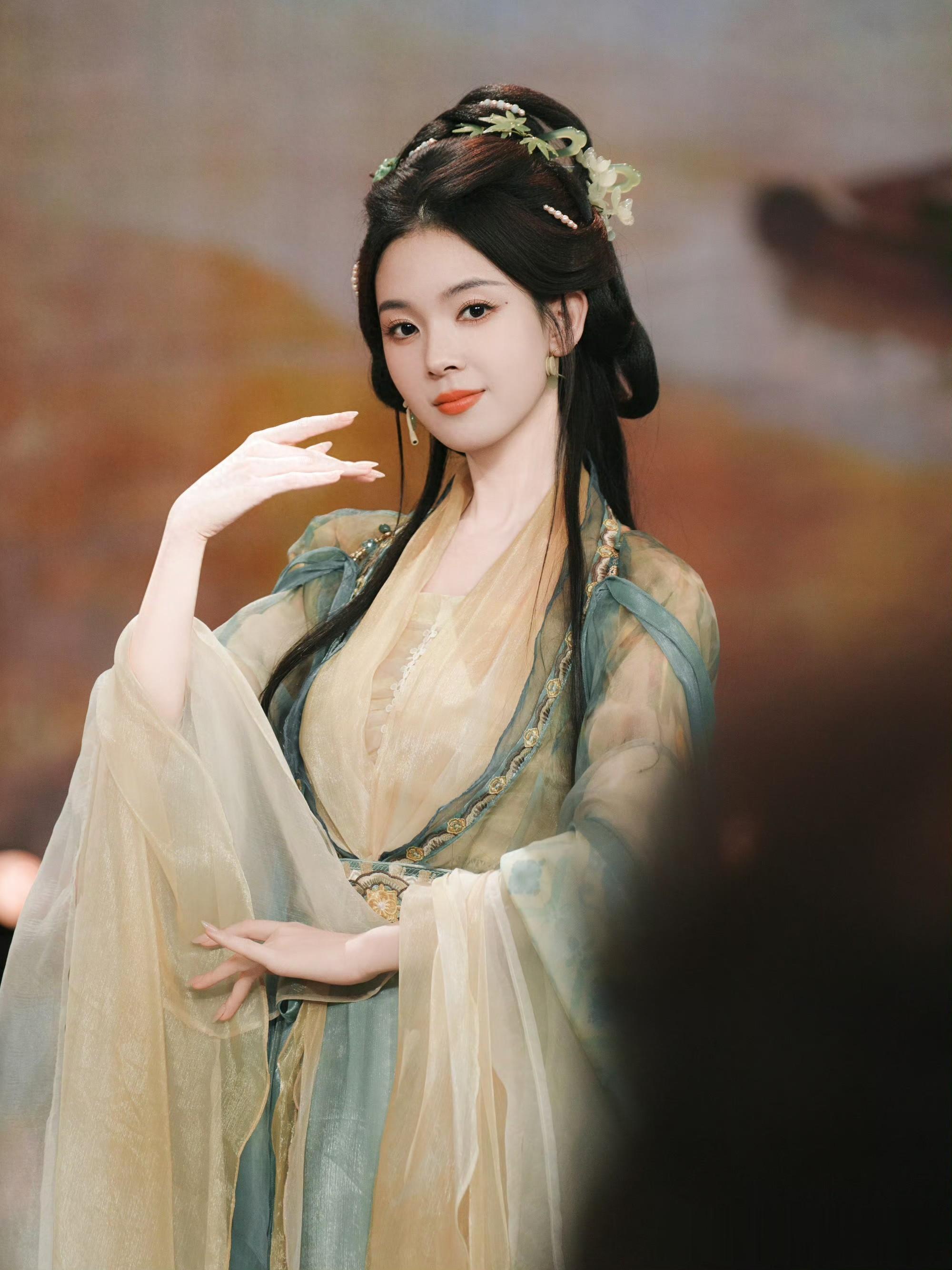 明星陈瑶翩翩起舞，惊鸿倩影，美若天仙！