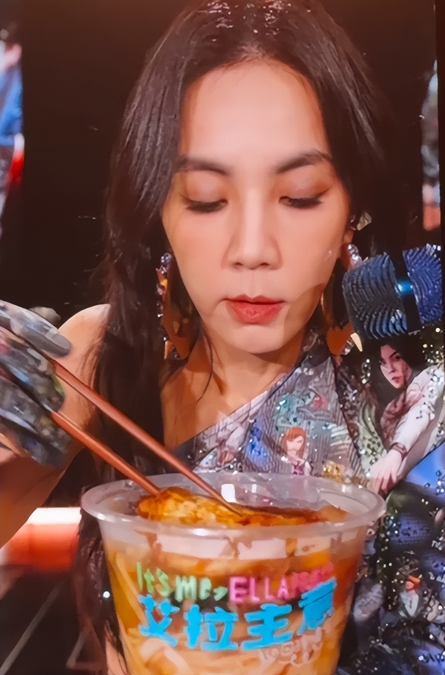 陈嘉桦带儿子回乡下，打扮朴素状态好，蹲地给父母剪指甲显孝顺