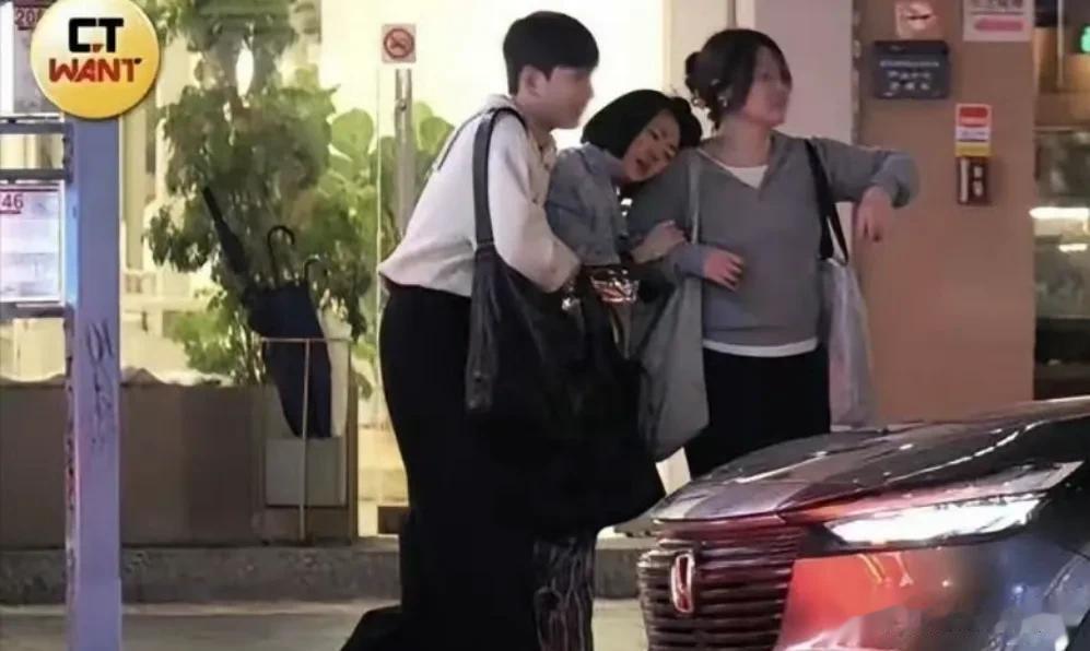 小S终于放下体面!醉酒后当街崩溃大哭,不回自家到范玮琪家过夜