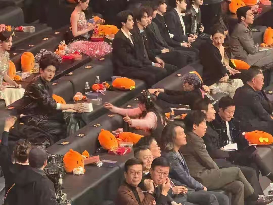 明明位置都还回来了,肖战为什么还是不入座?