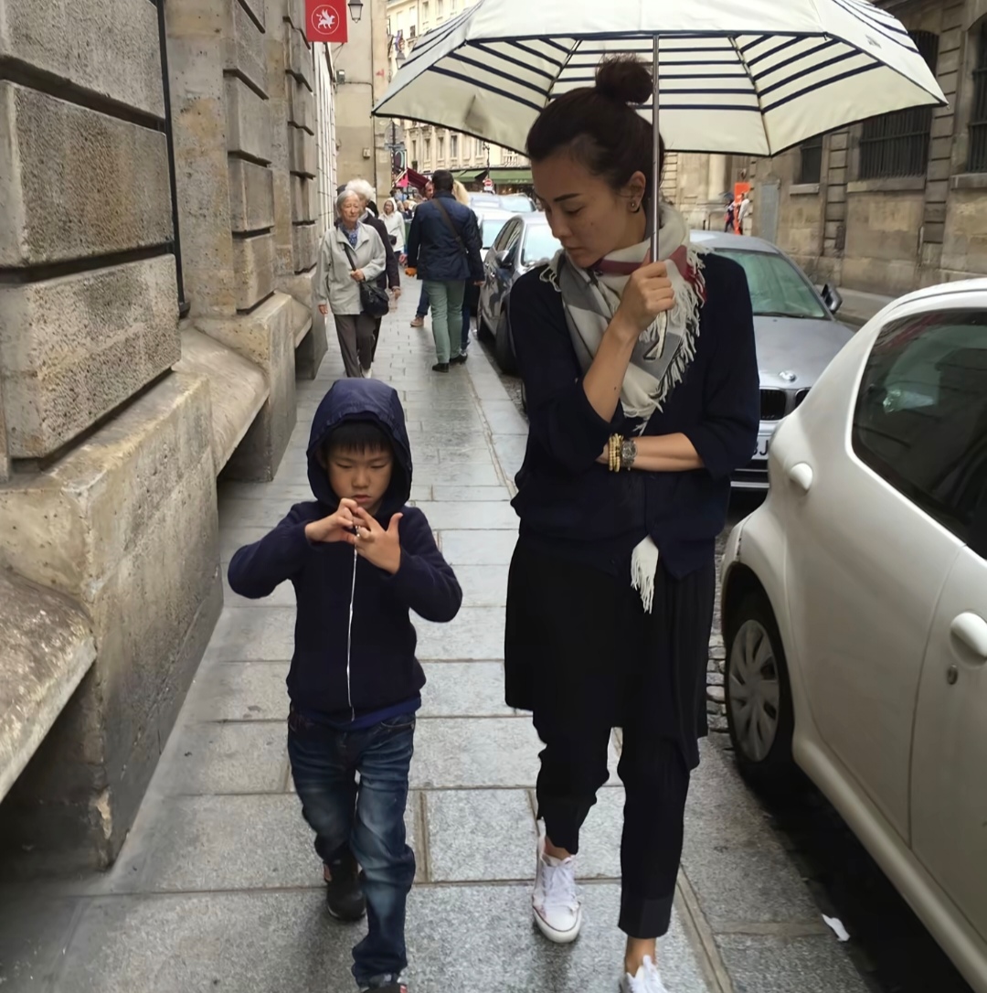 刘孜儿子15岁生日晒全家福，评论区回应曾逼得妈妈进山修行一事