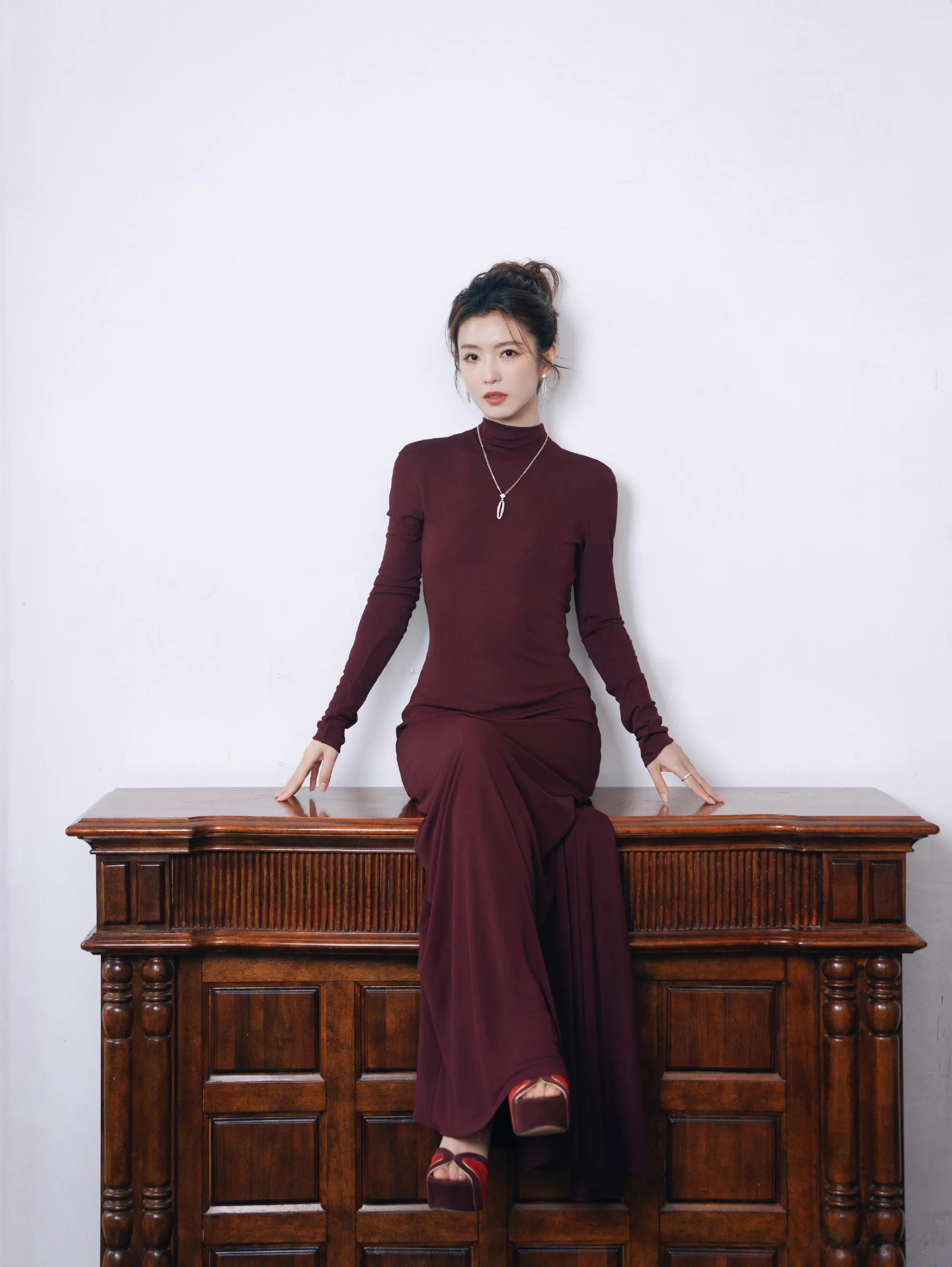 微博之夜上被大家闺秀李云霄给圈粉了，她这大气端庄温文尔雅气质