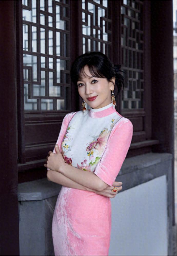 万般皆赏，不及芝姐从容一笑，粉色旗袍也太温婉动人了！