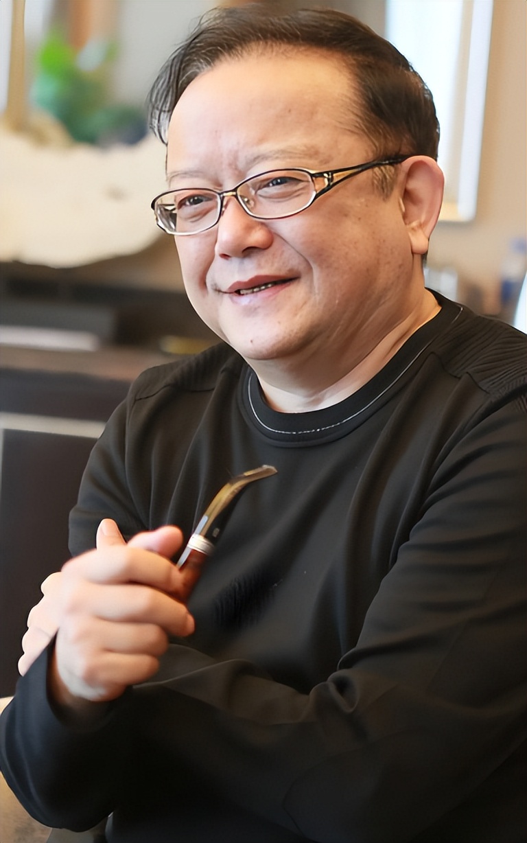 官媒发文，71岁张国立再破天花板，他让王刚和整个娱圈“沉默”了
