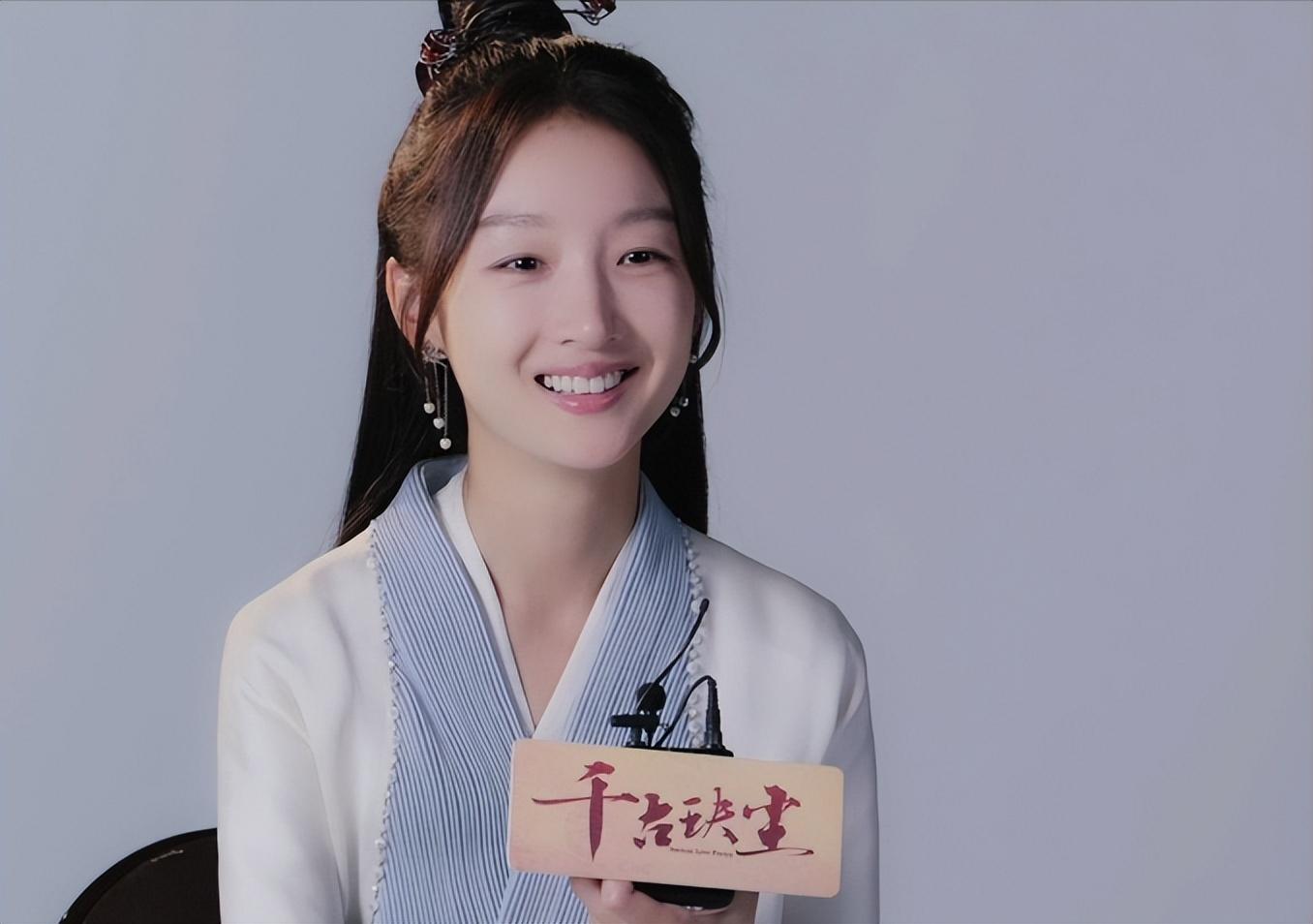 真人黑瘦干瘪,荧幕里却倾国倾城,这5位“上镜脸”女星反差好大