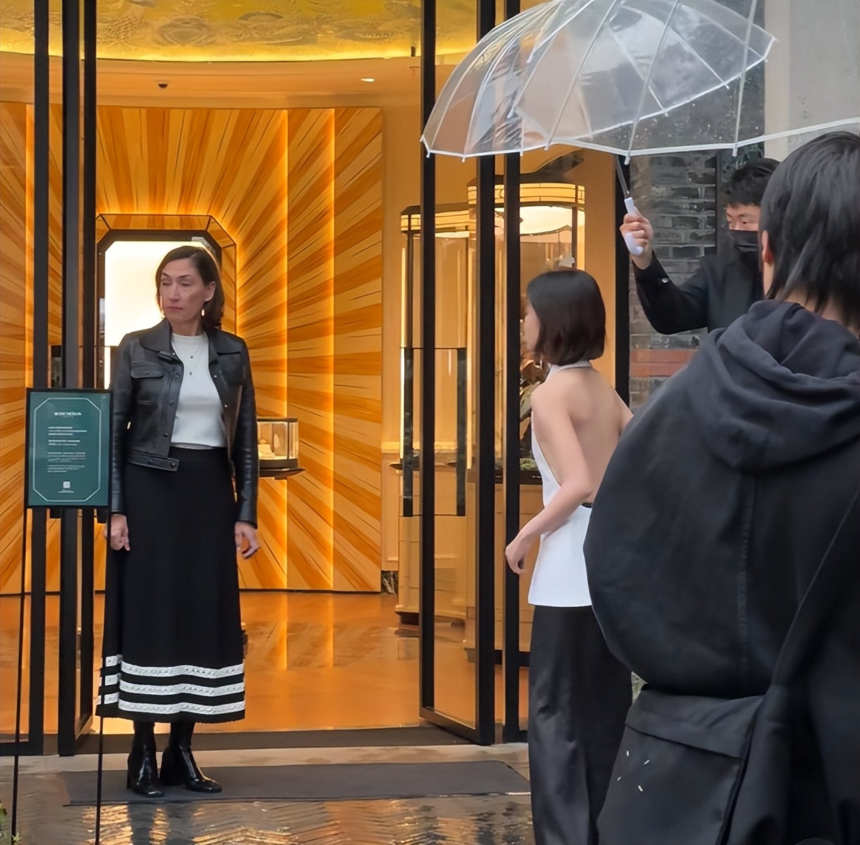 周冬雨在上海被偶遇，打扮时尚，身材普通，下雨天露背装不冷吗？