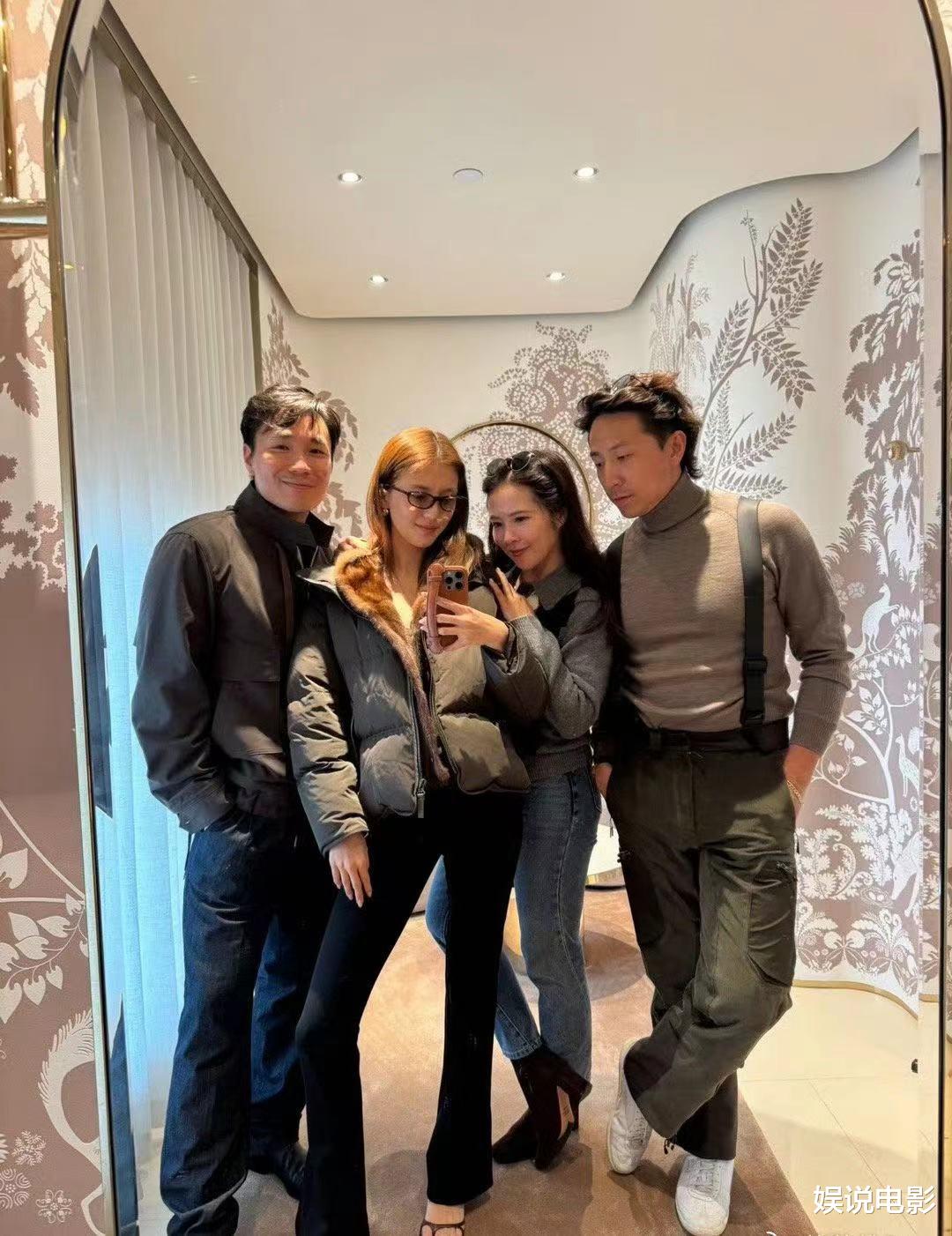 看看施伯雄爷爷写的“福”字,再看吴千语写的,不能缺什么秀什么