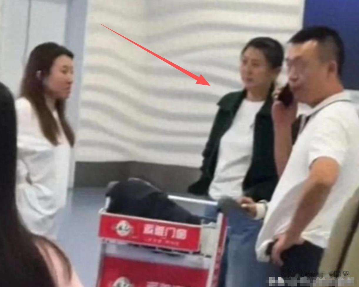 闫学晶风波后首现身!穿着朴素满脸不屑,戴墨镜悠闲逛土特产店