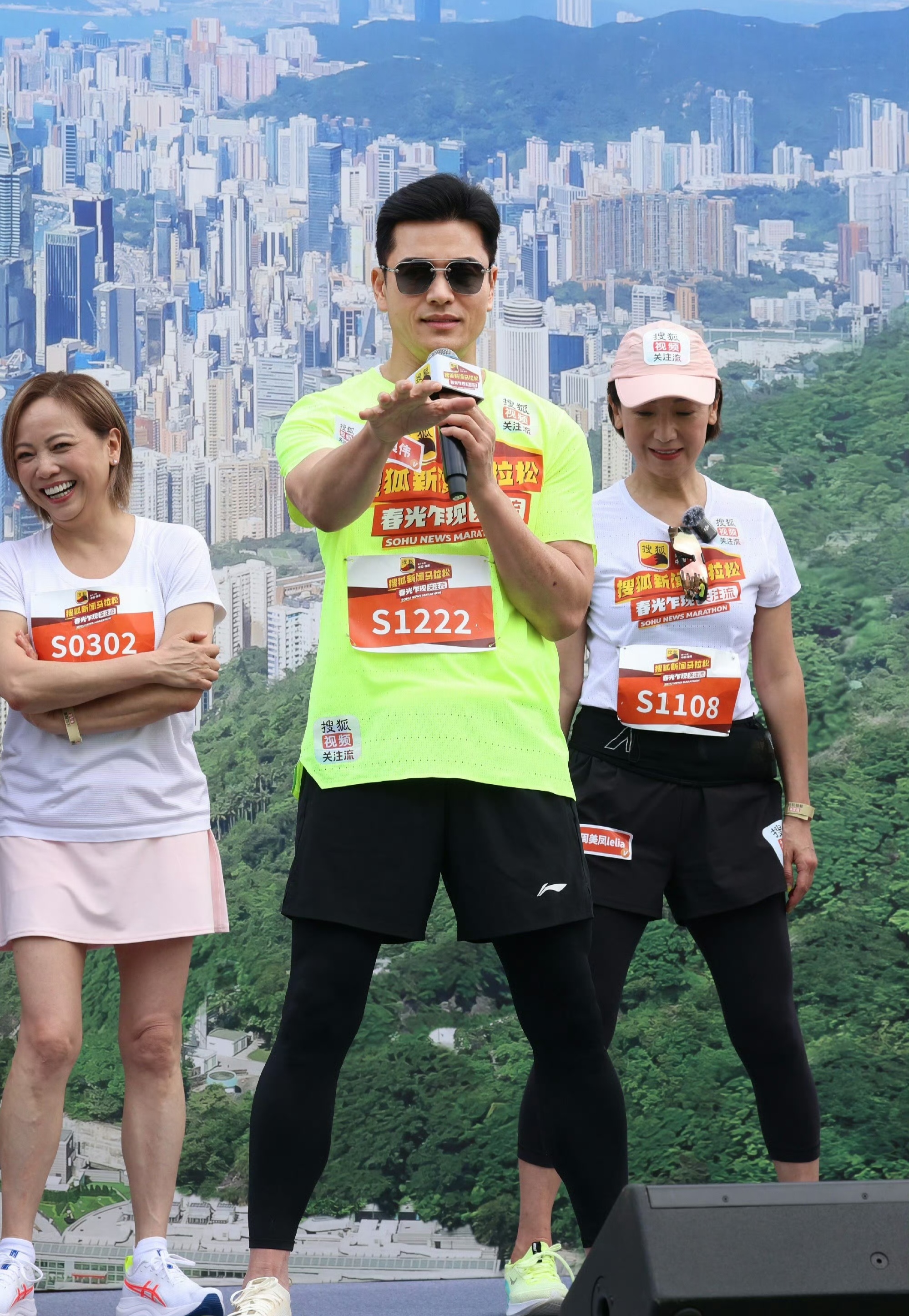 何超琼、何超莲与萧邦总裁晚宴同框，姐妹俩一个优雅一个干练
