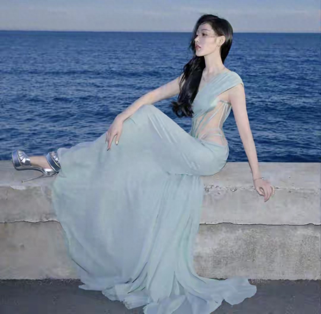 张天爱,大海、蓝天,蓝裙高跟鞋优雅美人,美到失神!